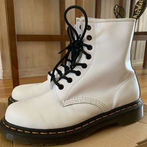 1460 Women’s Smooth Leather Lace Up Doc Martin Boots
